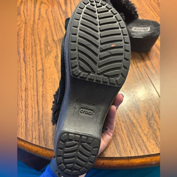 CROCS Women’s faux fur lined black suede leather slip on mule clog shoes size 10 - Picture 6 of 8